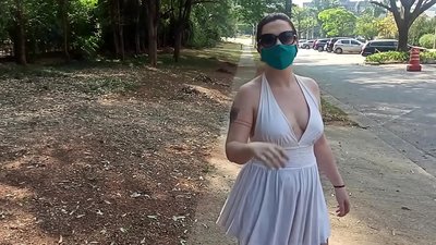Umaliseche pagulu: Mtsikana waku Russia akuyesera kuvula zovala zake m'misewu ya Rio de Janeiro. Anatsala pang'ono kumangidwa.